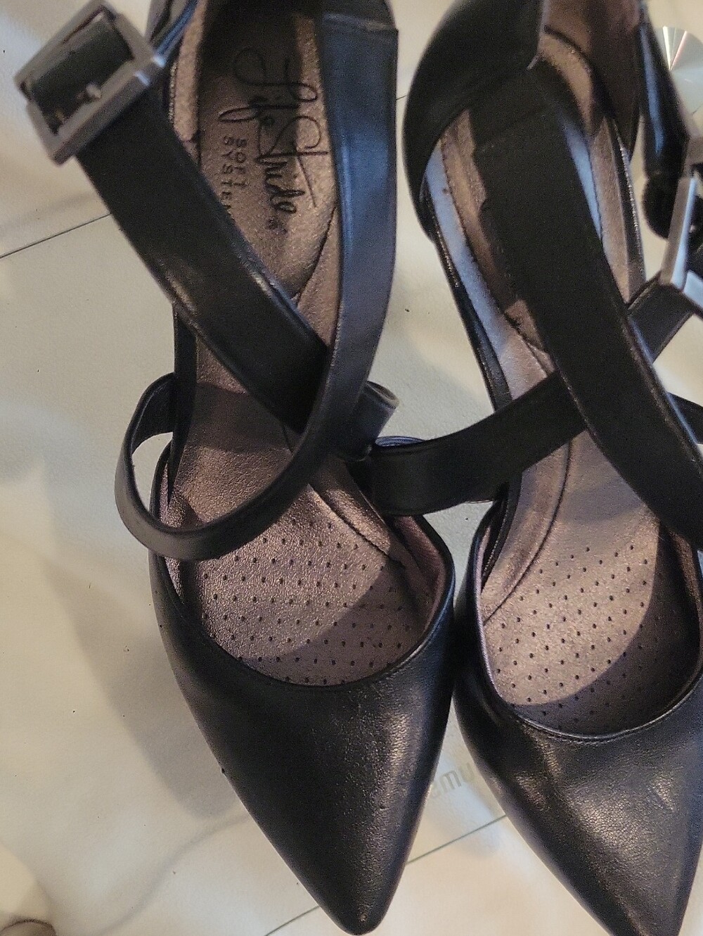 LIFE STRIDE SOFT SYSYEM sz 8.5 M Black Strappy Pointed-Toe Heels